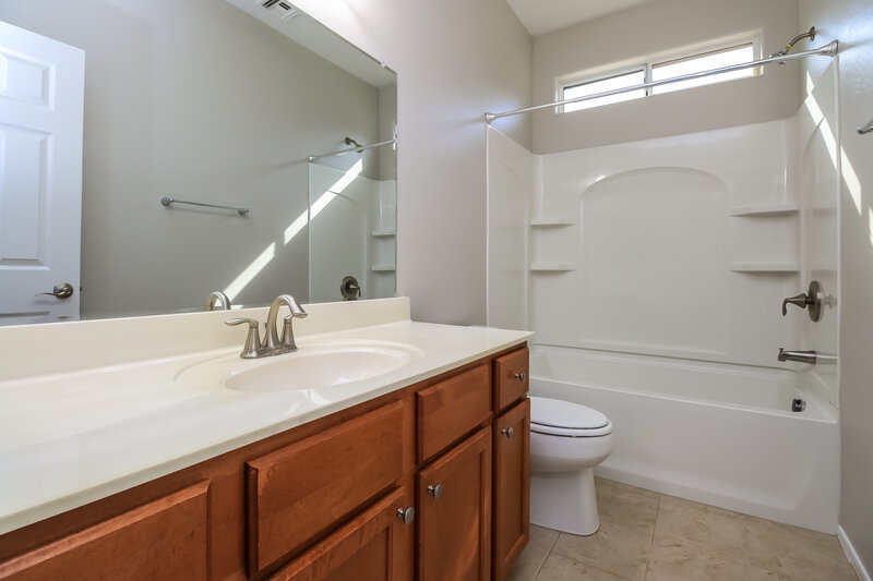 1,965/Mo, 5416 W Fulton St Phoenix, AZ 85043 Main Bathroom View