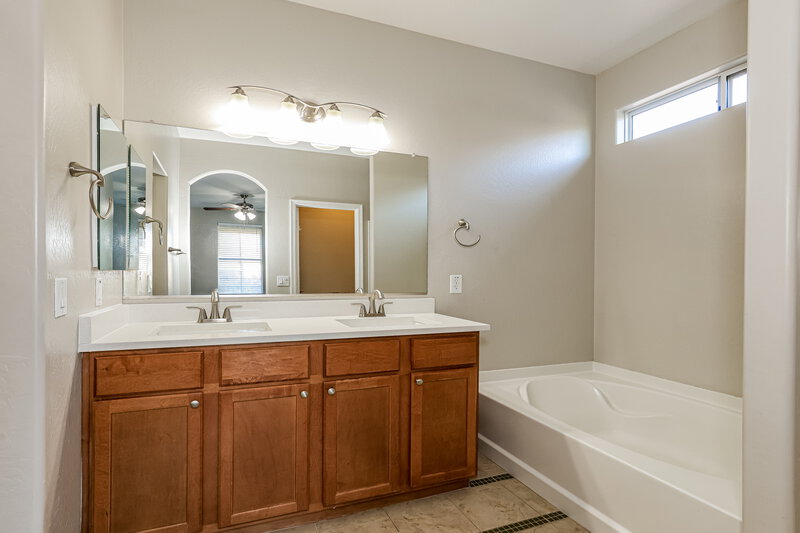 1,835/Mo, 5416 W Fulton St Phoenix, AZ 85043 Main Bathroom View
