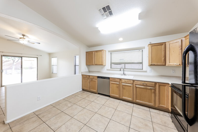 2,210/Mo, 2510 W Bent Tree Dr Phoenix, AZ 85085 Kitchen View 2