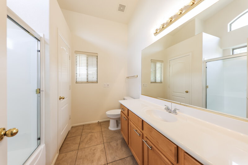 2,210/Mo, 2510 W Bent Tree Dr Phoenix, AZ 85085 Main Bathroom View