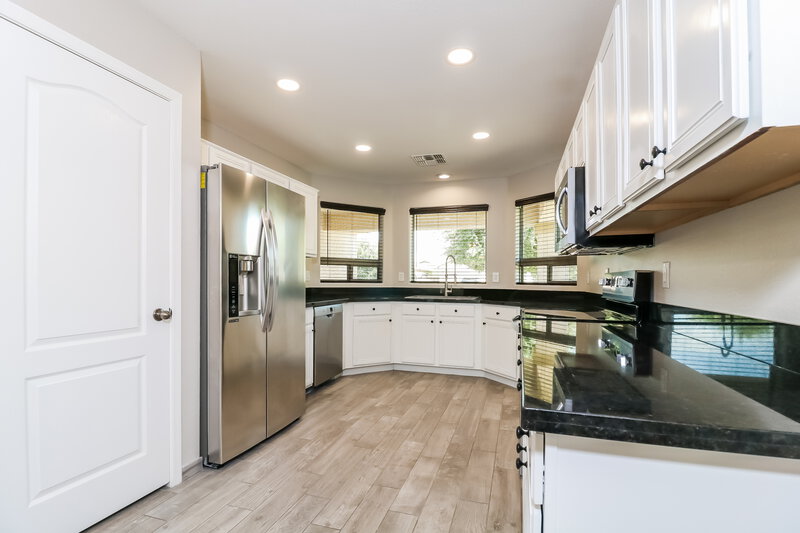 1,950/Mo, 15881 W Latham St Goodyear, AZ 85338 Kitchen View