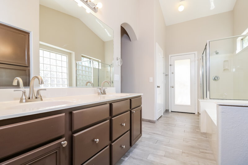 1,950/Mo, 15881 W Latham St Goodyear, AZ 85338 Main Bathroom View