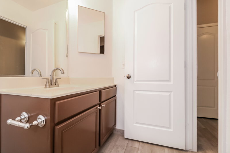 1,950/Mo, 15881 W Latham St Goodyear, AZ 85338 Bathroom View