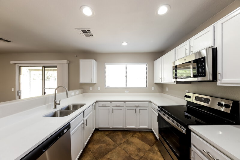 2,220/Mo, 9708 W Cordes Rd Tolleson, AZ 85353 Kitchen View 2