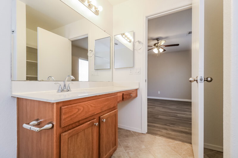1,860/Mo, 13053 W Redfield Rd El Mirage, AZ 85335 Main Bathroom View