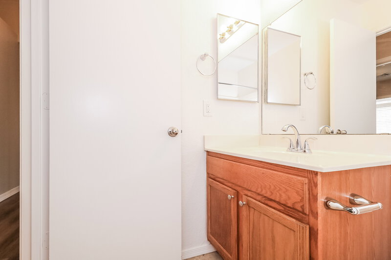 1,860/Mo, 13053 W Redfield Rd El Mirage, AZ 85335 Bathroom View
