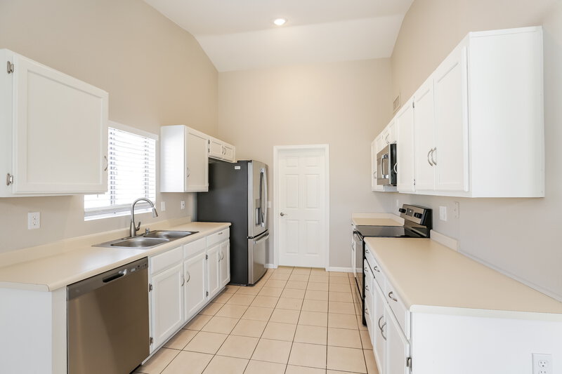 2,645/Mo, 1047 W Vaughn St Tempe, AZ 85283 Kitchen View 2