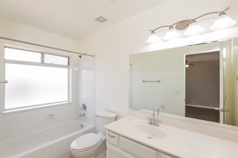 2,645/Mo, 1047 W Vaughn St Tempe, AZ 85283 Main Bathroom View