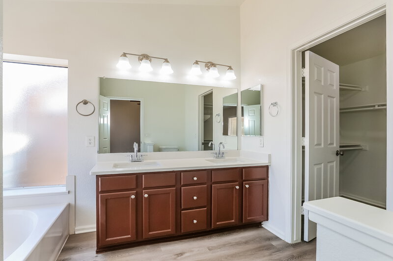 2,365/Mo, 10249 W Orange Dr Glendale, AZ 85307 Main Bathroom View