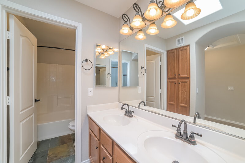 2,340/Mo, 4910 W Marco Polo Rd Glendale, AZ 85308 Main Bathroom View