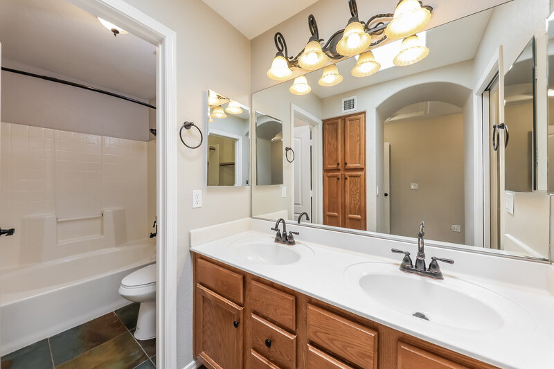 2,385/Mo, 4910 W Marco Polo Rd Glendale, AZ 85308 Main Bathroom View