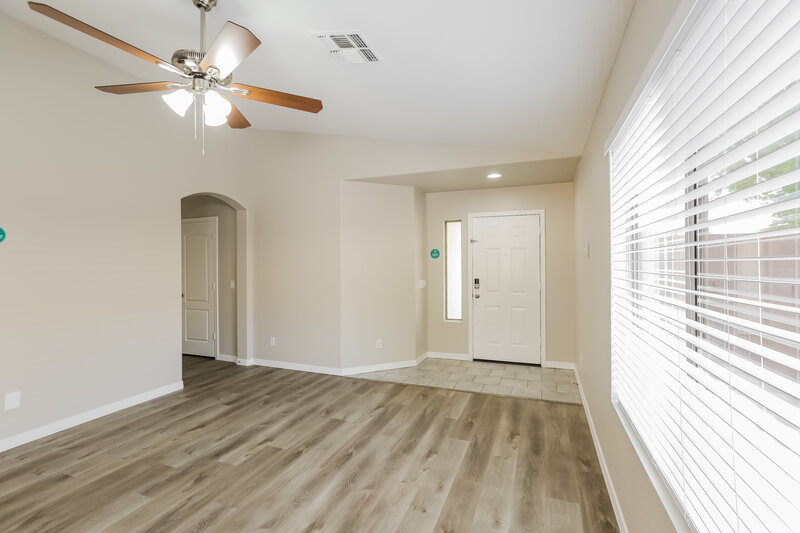 1,895/Mo, 21138 N 92nd Ln Peoria, AZ 85382 Living Room View 2