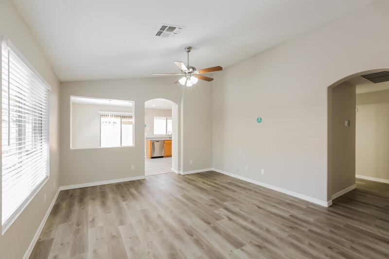 1,895/Mo, 21138 N 92nd Ln Peoria, AZ 85382 Living Room View 3