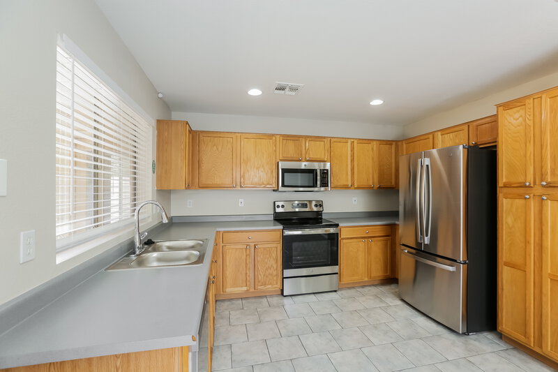 1,895/Mo, 21138 N 92nd Ln Peoria, AZ 85382 Kitchen View