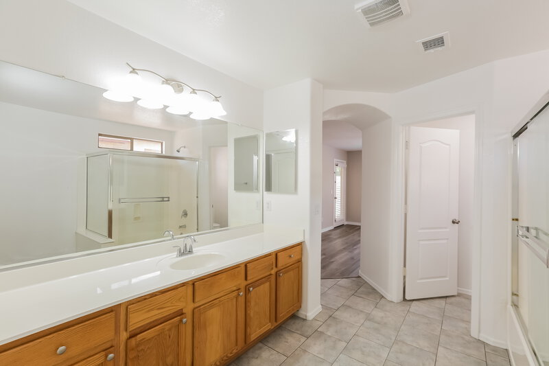 1,895/Mo, 21138 N 92nd Ln Peoria, AZ 85382 Main Bathroom View