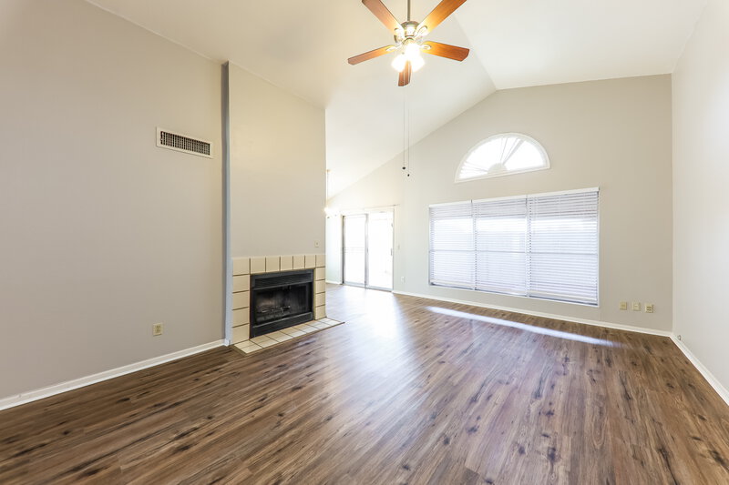2,315/Mo, 429 E Utopia Rd Phoenix, AZ 85024 Living Room View 2