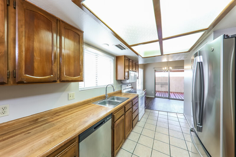 2,315/Mo, 429 E Utopia Rd Phoenix, AZ 85024 Kitchen View 2