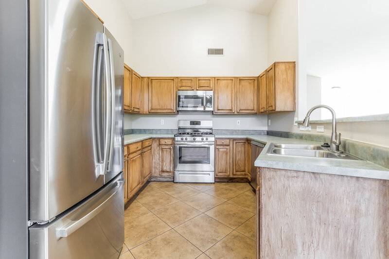 3,000/Mo, 1380 E Sheffield Ave Gilbert, AZ 85296 Kitchen View 2