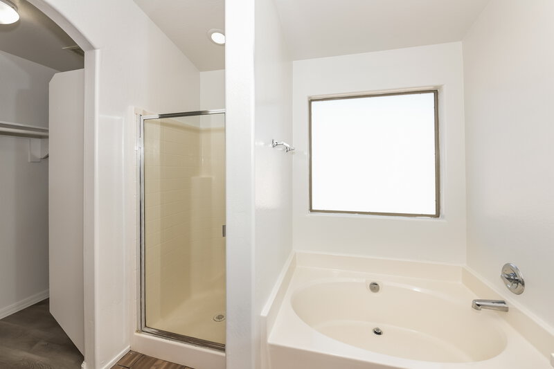 2,375/Mo, 6833 S 43rd Dr Laveen, AZ 85339 Main Bathroom View 2