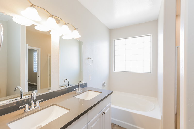 2,360/Mo, 7016 W Alta Vista Rd Laveen, AZ 85339 Main Bathroom View
