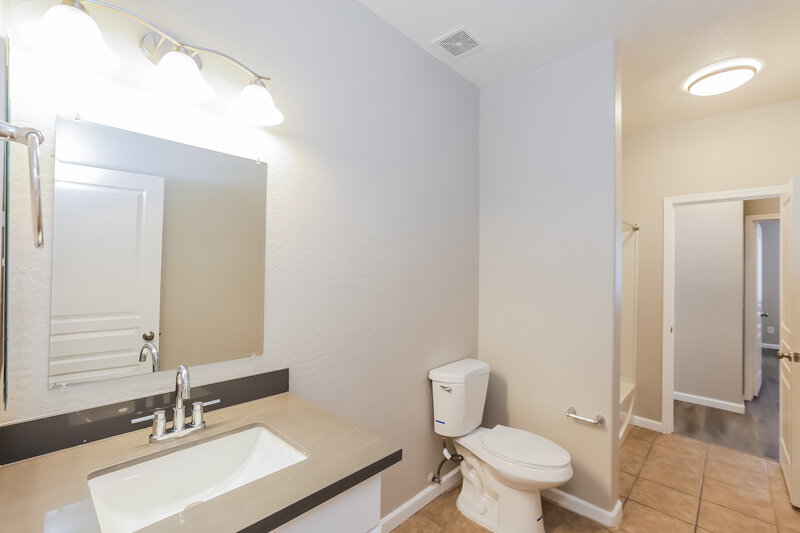 2,360/Mo, 7016 W Alta Vista Rd Laveen, AZ 85339 Bathroom View