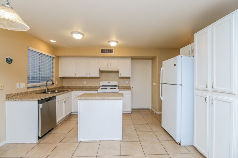 3,210/Mo, 919 W Juanita Ave Gilbert, AZ 85233 Kitchen View