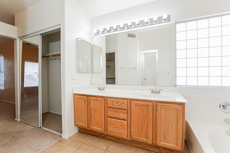 3,230/Mo, 919 W Juanita Ave Gilbert, AZ 85233 Main Bathroom View 2