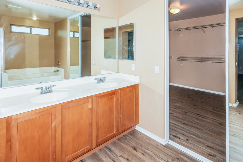 2,960/Mo, 9427 W Monte Vista Rd Phoenix, AZ 85037 Main Bathroom View