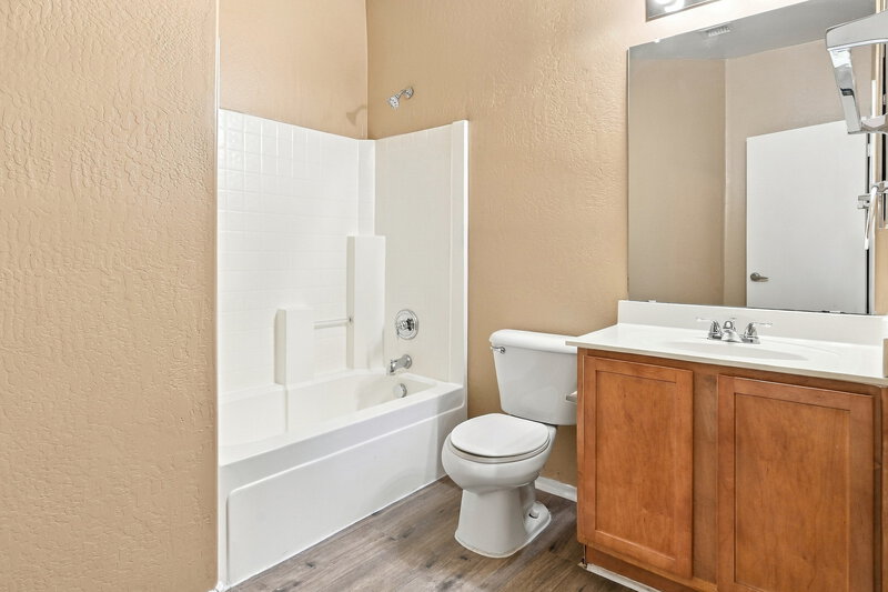 2,990/Mo, 9427 W Monte Vista Rd Phoenix, AZ 85037 Bathroom View