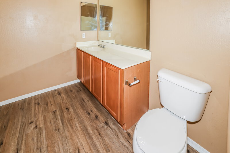 2,960/Mo, 9427 W Monte Vista Rd Phoenix, AZ 85037 Bathroom View