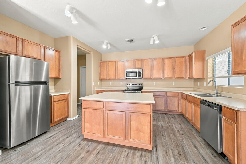 2,990/Mo, 9427 W Monte Vista Rd Phoenix, AZ 85037 Kitchen View