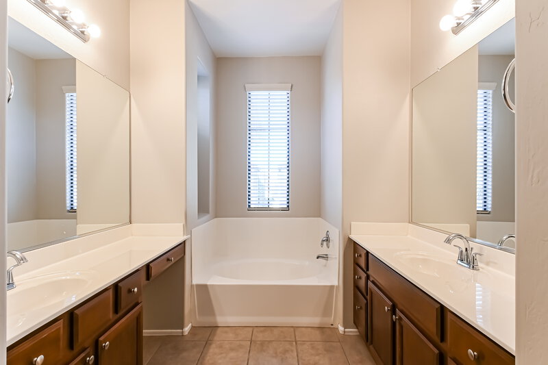 2,625/Mo, 2361 W Sleepy Ranch Rd Phoenix, AZ 85085 Main Bathroom View
