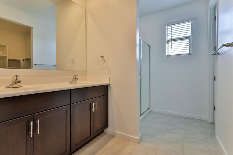 1,890/Mo, 11008 W Parkway Dr Tolleson, AZ 85353 Main Bathroom View