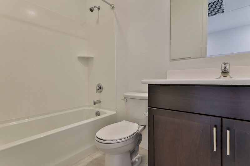 1,890/Mo, 11008 W Parkway Dr Tolleson, AZ 85353 Bathroom View