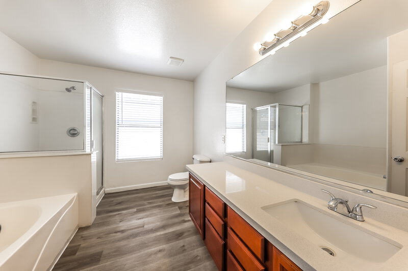 2,455/Mo, 11215 W Garfield St Avondale, AZ 85323 Main Bathroom View