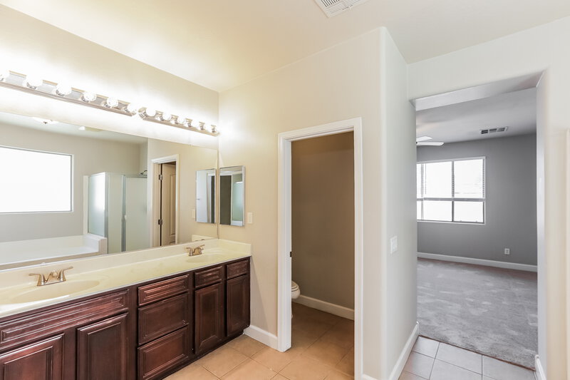 2,490/Mo, 126 N 109th Dr Avondale, AZ 85323 Main Bathroom View
