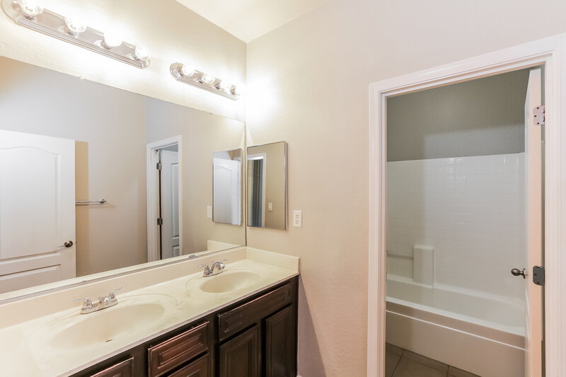 2,490/Mo, 126 N 109th Dr Avondale, AZ 85323 Bathroom View