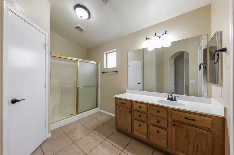 2,280/Mo, 17435 N 16th Pl Phoenix, AZ 85022 Main Bathroom View