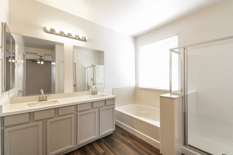 2,785/Mo, 6615 W Harwell Rd Laveen, AZ 85339 Main Bathroom View 2