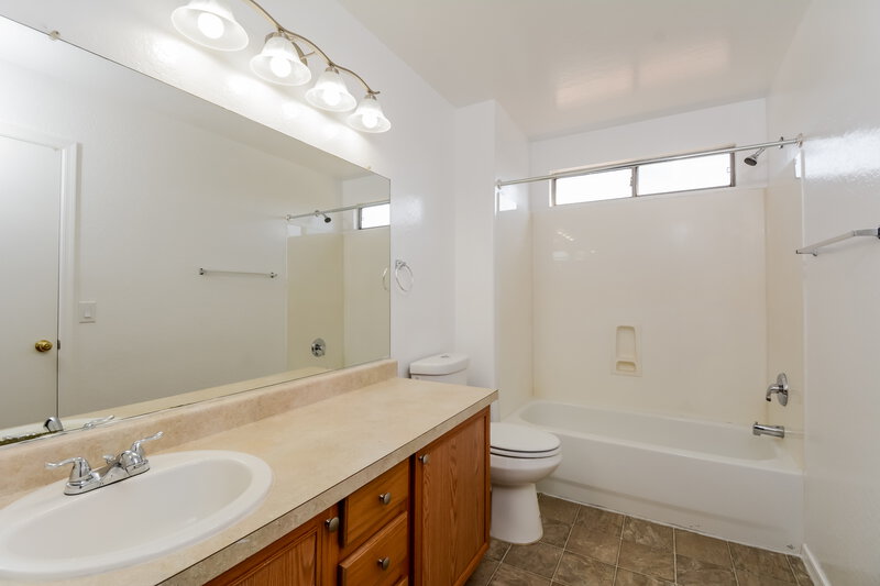 2,020/Mo, 13013 N 127th Ln El Mirage, AZ 85335 Main Bathroom View