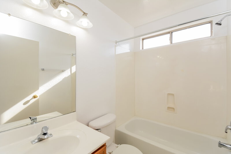 2,020/Mo, 13013 N 127th Ln El Mirage, AZ 85335 Bathroom View 2