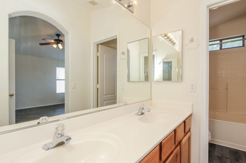 2,270/Mo, 3528 W Chama Rd Glendale, AZ 85310 Main Bathroom View