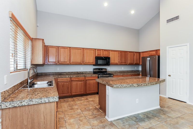 2,515/Mo, 7420 S 15th Dr Phoenix, AZ 85041 Kitchen View