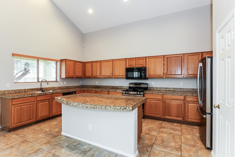 2,515/Mo, 7420 S 15th Dr Phoenix, AZ 85041 Kitchen View 2