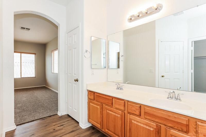 2,515/Mo, 7420 S 15th Dr Phoenix, AZ 85041 Main Bathroom View 2