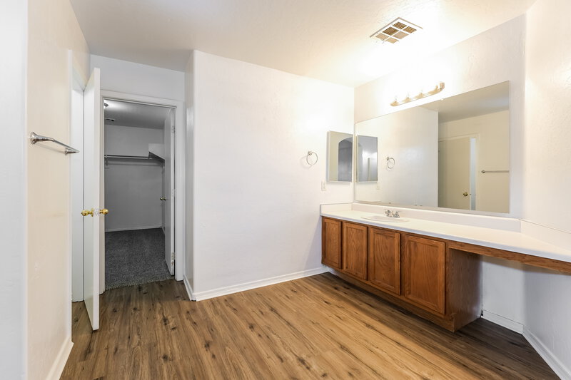 2,185/Mo, 6963 W Palmaire Ave Glendale, AZ 85303 Main Bathroom View