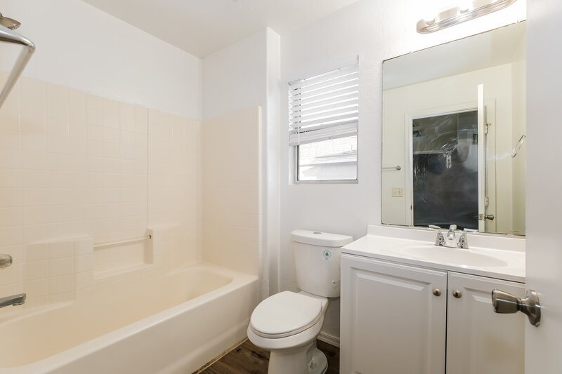 2,185/Mo, 6963 W Palmaire Ave Glendale, AZ 85303 Bathroom View