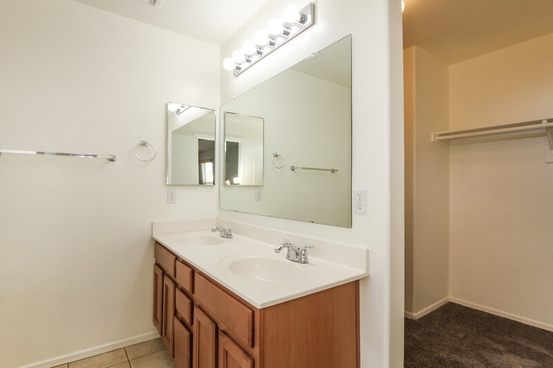 1,910/Mo, 15066 W Buchanan St Goodyear, AZ 85338 Main Bathroom View