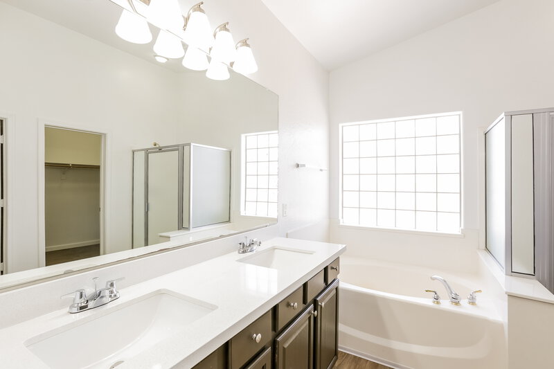 2,505/Mo, 13311 W Stella Ln Litchfield Park, AZ 85340 Main Bathroom View