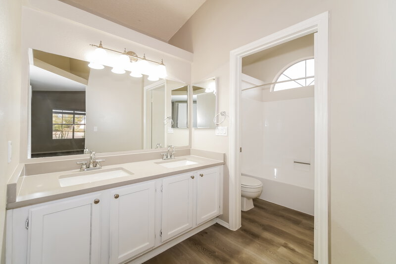 2,085/Mo, 8045 W Larkspur Dr Peoria, AZ 85381 Main Bathroom View